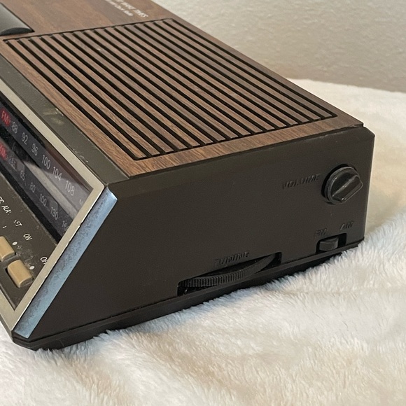 Vintage GE clock radio #7-4616B - Picture 4 of 6